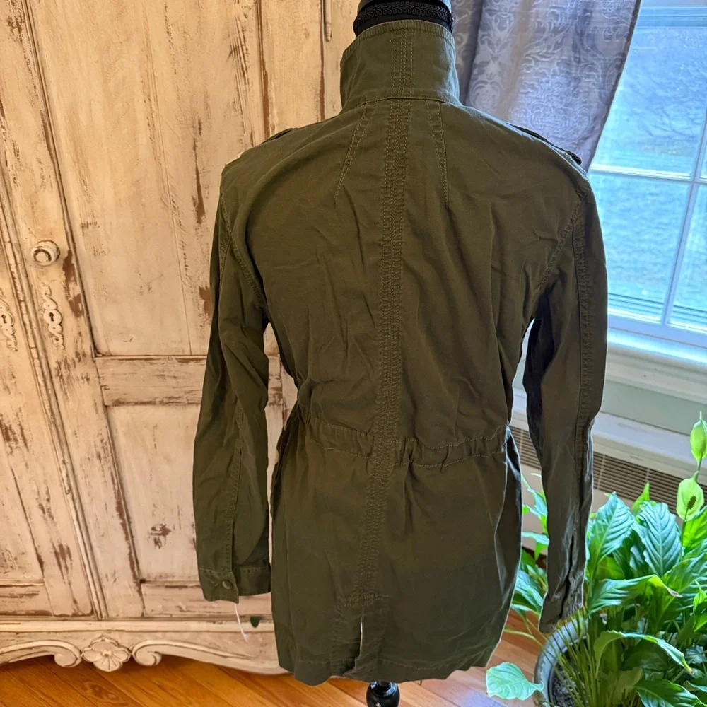 Cabi Military fatigue Anorak Style Zip up jacket. Green. Small.